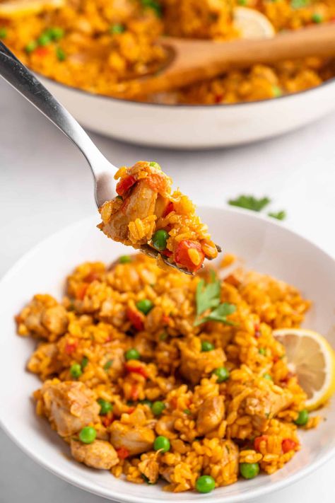 Chicken Paella Chicken Paella Recipe Easy, Pialla Recipes, Chicken Paella Recipe, Paella Chicken, Vegetable Fried Rice Recipe, Crispy Parmesan Potatoes, Chicken Paella, Risotto Recipes Easy, Paella Recipe