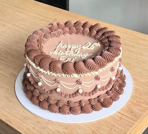 Vintage Cake Design Chocolate, Vintage Chocolate Cake Decoration, Birthday Cake Aesthetic Chocolate, Brown Cake Decoration, Chocolate Vintage Cake, Brown Cake Aesthetic, Brown Cake Design, Brown Birthday Cake, Decorated Chocolate Cake