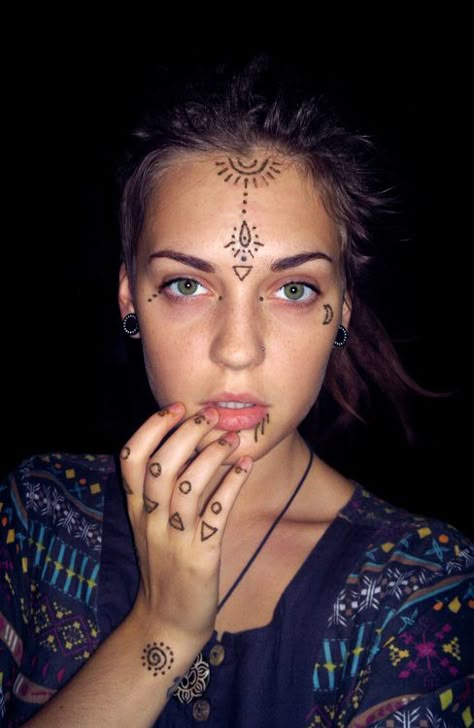 Tribe Makeup, Fairy Face Paint Women, Face Jewellery Festival, Fairy Face Jewels, Tribe Face Paint, Diy Tattoo Permanent, Festival Makeup Rave, Festival Face Paint, Festival Makeup Glitter