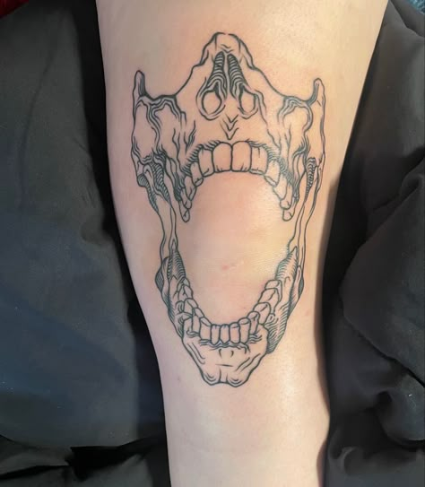 #tattoo #jawtattoo #skulltattoo #kneetattoo Knee And Elbow Tattoos, Jaw Knee Tattoos Women, Guys Knee Tattoo, Elbow Tattoo Ideas Back Of, Cool Tattoos Thigh, Skull Mouth Knee Tattoo, 1998 Tattoo Above Knee, Unique Edgy Tattoos, Skull Around Knee Tattoo