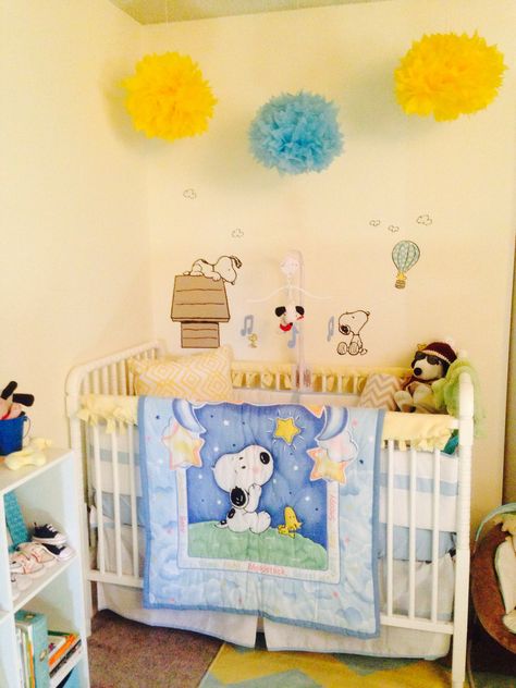 My snoopy nursery again!! I love love love it! Snoopy Nursery Ideas, Snoopy Baby Shower Decorations, Snoopy Baby Room, Snoopy Room, Snoopy Nursery, Peanuts Nursery, Snoopy Baby Shower, Snoopy Baby, Baby Snoopy