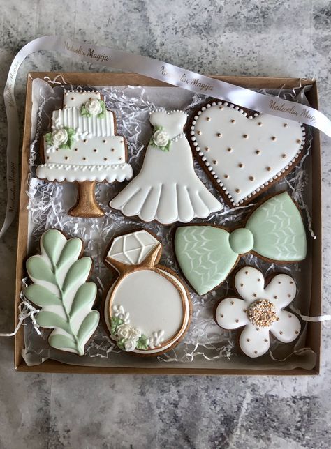 Country Wedding Cookies Decorated, Wedding Gingerbread Cookies, Royal Icing Wedding Cookies, Wedding Cake Cookies Decorated, Wedding Royal Icing Cookies, Decorated Wedding Cookies, Gingerbread Wedding, Easter Egg Cookies Decorated, Wedding Cookies Decorated