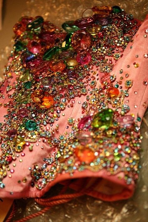 Beaded couture Beaded Couture, Fashion Corset, Beaded Sweater, Estilo Hippy, Couture Embroidery, Couture Details, Mode Inspiration, Fashion Details, Beaded Embroidery