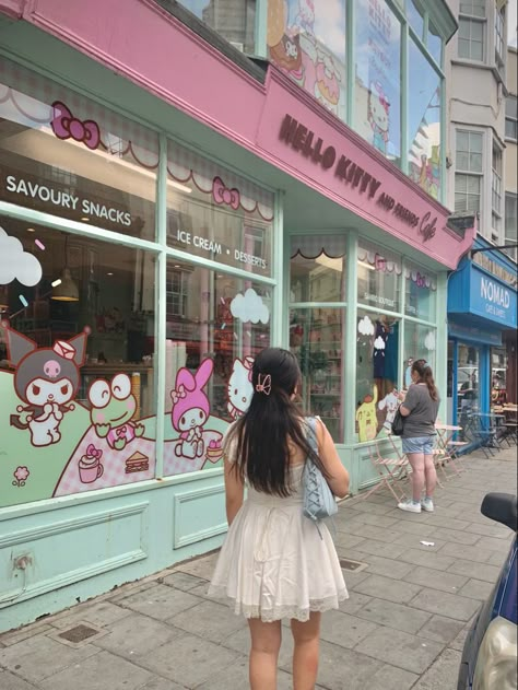 Harajuku Shopping District, Tokyo Shopping Aesthetic, Sanrio Cafe Japan, Brighton Aesthetic, Cafe Pic, Sanrio Cafe, Harajuku Shopping, Cafe Hello Kitty, Hello Kitty Store