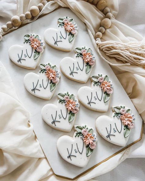 Wedding Cake & Cookie Designer (@k_sweetdesigns) • Instagram photos and videos Wedding Cookies Design, Simple Wedding Cookies, Custom Wedding Cookies, Wedding Pastries, Fondant Biscuits, Wedding Sugar Cookies, Unique Bridal Shower Themes, Wedding Cookies Decorated, Bride Cookies