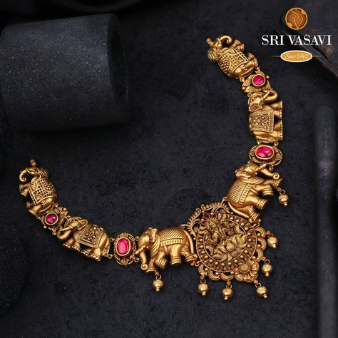 Luring this 22kt Antique gold necklace will go well with ethnic wear. Add a touch of charm to your festive occasions with this elegant Neckpiece. Gold Chocker Design Antique, Antique Chain Designs, Antique Sets Gold, Antique Jewelry Design, Antique Chains Gold, Temple Design Necklace Gold, Temple Jewelry Necklace Jewellery Designs, Antique Gold Necklace Indian Bridal Jewelry, Antique Necklace Gold Indian Temple Jewellery