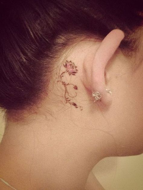 Small Flower Tattoos Behind The Ear. Lil Piercings, Girlie Tattoos, Tattoos Ear, Tattoos Behind The Ear, Rose Tattoo Behind Ear, Henna Crown, Watercolor Lily, Small Lotus Tattoo, Tiny Flower Tattoos