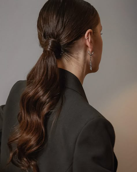 The holiday season is here and it's never too early to start planning out your holiday looks! Our Clip-in Ponytail is is just as suitable styling low as high, and is a perfect party hairstyle. #rapunzelofsweden #clipinponytail #ponytailextensions #ponytailhairstyle #hairextensions Smooth Low Ponytail, Low Pony Tailed Hairstyle, Christmas Hairdo, Rapunzel Of Sweden, Low Ponytails, Party Hairstyle, Low Ponytail Hairstyles, Guest Hair, Clip In Ponytail