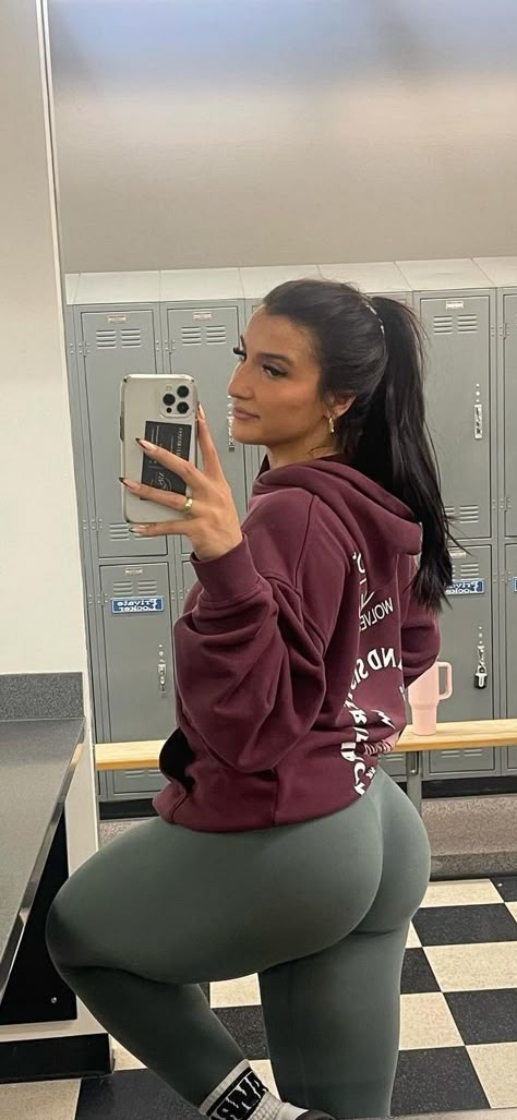 Curvy Gym Aesthetic, Lady Bodybuilder, Fitness Baddie, Thick Fit Body Goals Curvy, Baddie Gym Outfit, Instagram Model Aesthetic, Gymshark Motivation, Workout Selfie, Perfect Physique