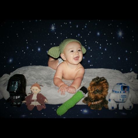 Star Wars baby photoshoot, Yoda baby photography, 6 month photos, frozen in time photography design, frozenintimephotographydesign Star Wars Birthday Photo Shoot, Star Wars Baby Photoshoot, Star Wars 1st Birthday Photo Shoot, Star Wars Milestone Picture, Newborn Star Wars Photography, Newborn Monthly Pictures Disney, Girls Baseball Outfit, Baby Milestones Pictures, Monthly Baby Photos