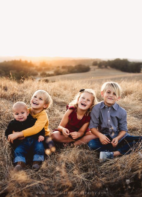 Cute Cousin Pictures, Cousins Photoshoot Ideas, Grandkids Photo Shoot, Cousin Photoshoot Ideas, Big Family Photoshoot, Sibling Photoshoot Ideas, Cousin Photos, Cousin Photo Shoots, Cousin Pictures