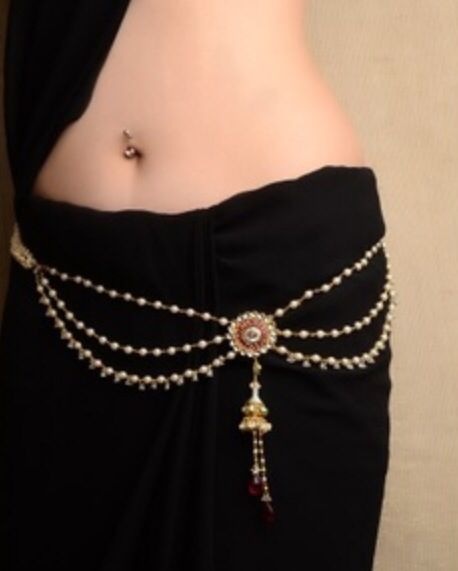 Saree belt  - very sexy! Kamar Patta On Saree, Kardhani Design Gold, Sari Belt, Waist Chain Indian, Waist Jewellery, Saree Belt, Hip Chain, Saree With Belt, Waist Jewelry