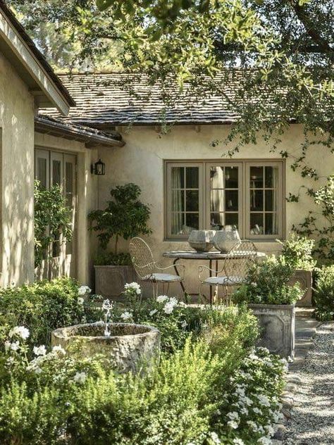 French Countryside Outdoor Patio, French Outdoor Patio Courtyards, French Garden Backyard, French Courtyard Garden, Italian Backyard Ideas, Italian Courtyard Garden, Small Home Garden, Home Gardening Ideas, Wine Garden