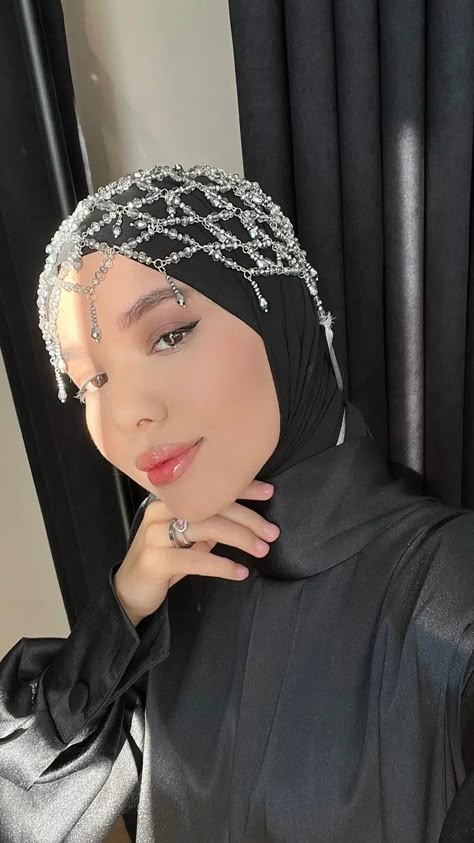 Hijab With Headpiece, Hijab Accessories Jewellery, Hijab Accessories Headpieces, Beaded Hijab, Headpiece Hijab, Hair Jewerly, Girly M Instagram, Hijab Hipster, Hijab Accessories