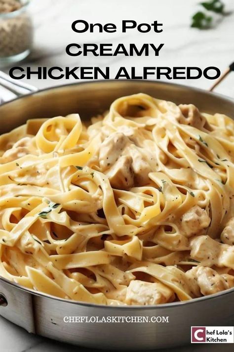 This picture shows freshly made creamy chicken Alfredo in a pot Homemade Chicken Alfredo Sauce, Best Alfredo Recipe, Best Alfredo, Simple Chicken Alfredo Recipe, Homemade Chicken Alfredo, Creamy Chicken Alfredo, Chicken Alfredo Recipe, Copycat Olive Garden, Chicken Fettuccine Alfredo