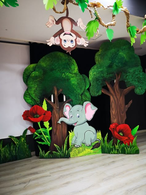 Jungle Decorations Classroom, Jungle Theme Decoration Ideas, Jungle Theme Classroom Decorations, Jungle Theme Decorations, Camping Crafts For Kids, Jungle Theme Classroom, Jungle Decorations, Preschool Decor, School Board Decoration