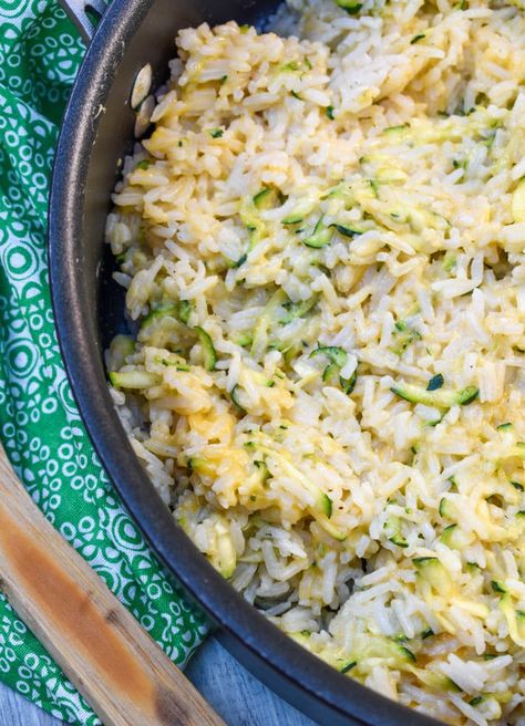 cheesy zucchini rice in a black skillet Zuchinni Rice, Cheesy Zucchini Rice, Hamburger Rice, Garden Zucchini, Zucchini Rice, Eating Veggies, Cheesy Rice, Zucchini Tomato, Rice Casserole Recipes