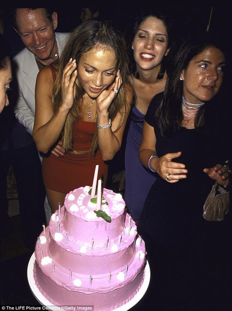 Think pink! Jennifer celebrated her 30th birthday in style with this rose-hued creation... Jennifer Lopez Birthday, Latest Birthday Cake, Jennifer Lopez Style, Surprise 30th Birthday, Wedding Cake Cookies, Pam And Tommy, 30th Birthday Party, Victoria Sponge, Life Guide