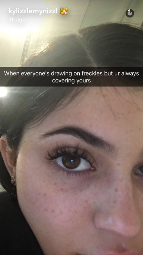 Kylie Jenner gets real about her freckles with a surprising Snapchat confession. Kylie Jenner Freckles, Kylie Jenner Eyebrows, Kylie Snap, Kylie Jenner Snapchat, Kylie Jenner Lashes, Kylie Snapchat, Kylie Jenner Pictures, Kylie Baby, Estilo Kylie Jenner