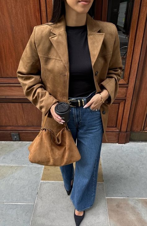 Suede Top Outfit, Suede Blazer Outfit, Suede Bag Outfit, Brown Suede Blazer, Suede Jacket Outfit, Autumn Ootd, Blazer Outfits For Women, Autumn Trends, Outfit Autumn