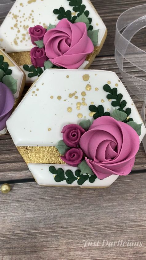 Roses Cookies Decorated, Rose Cookies Royal Icing, Cookies With Flowers Royal Icing, Gold Royal Icing Cookies, Wedding Cookie Design Ideas, Royal Icing Roses On Cookies, Flower Iced Cookies, Simple Wedding Cookies Royal Icing, Wedding Favor Cookies Decorated