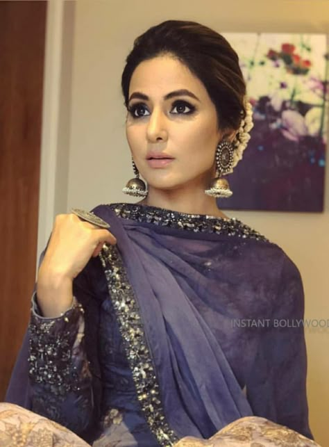 Hina khan Indian Party Hairstyles, Asian Wedding Dress Pakistani, Heena Khan, Hair Style On Saree, Desi Wedding Dresses, Asian Wedding Dress, Yeh Rishta Kya Kehlata Hai, Indian Wedding Hairstyles, Bridal Hair Buns