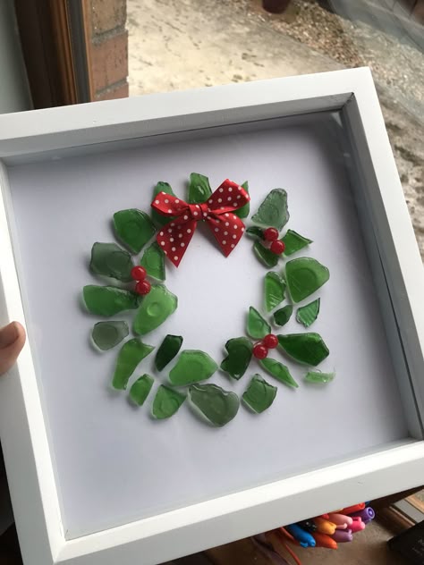 Xmas Seaglass Art, Shells Christmas Decorations, Beach Glass Mosaic Diy Ideas, See Glass Crafts, Glass Pieces Crafts, Beach Glass Christmas Crafts, Seaglass Christmas Wreath, Rock And Sea Glass Art, Beach Glass Ideas