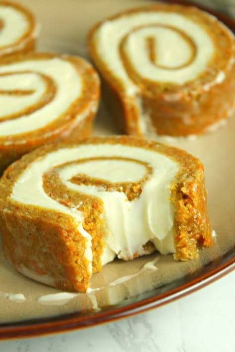 Carrot Cake Roll, Deserturi Raw Vegan, Resipi Kek, Cake Filling, Cake Roll Recipes, Best Carrot Cake, Carrot Cake Recipe, Roll Cake, Köstliche Desserts