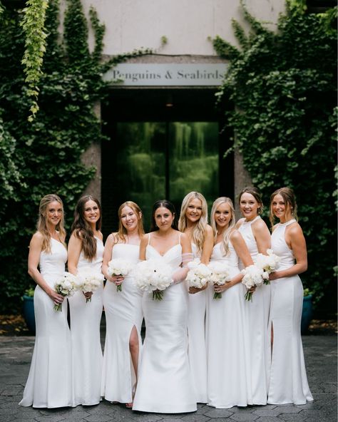 White Maid Of Honor Dress, White Wedding Bridesmaids, White Bridesmaid Dress, Pizza Wedding, Angelic Aesthetic, Debut Ideas, Martha Weddings, White Wedding Theme, White Bridesmaid