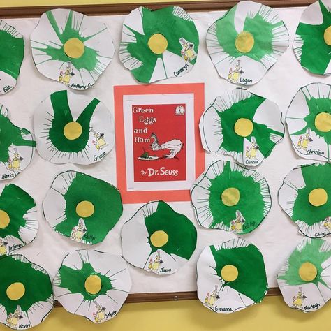 Green Eggs & Ham Spinner Art (from Miss Nancy's 3's via Instagram: https://www.instagram.com/p/BRtMeMfD6WG/) Dr Seuss Preschool Activities, Dr Seuss Preschool, Dr Seuss Classroom, Dr Seuss Activities, Dr Seuss Crafts, Seuss Classroom, Seuss Crafts, Preschool Art Projects, Dr Seuss Week