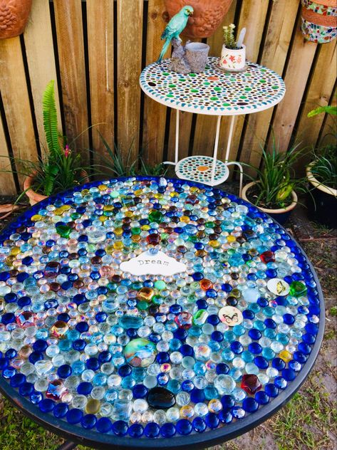 Marble Crafts, Round Garden Table, Sauna Ideas, Round Metal Table, Sunflower Mosaic, Microwave Kiln, Diy Resin Table, Garden Pathways, Marbles Crafts