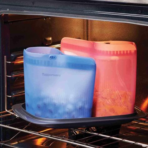 😍I’m obsessed with these! What's your go to ziplock bag size? Ultimate Silicone Bags! Safe for the OVEN, MICROWAVE, FRIDGE, FREEZER, EVERYWHERE 🔥❄️ 💧Oh and did I say dishwasher safe 💕50% off! 🙌 Who wants to grab a set? Ziplock Bag, Ziplock Bags, Oven Microwave, Fridge Freezer, The Oven, Dishwasher Safe, Oven