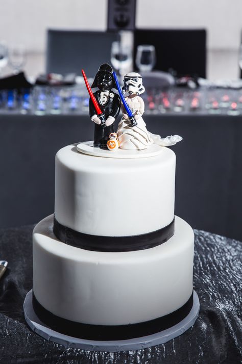 Star Wars Wedding Cake, Star Wars Room Decor, Star Wars Wedding Theme, Star Wars Room, Creative Baking, Star Wars Wedding, The Force Is Strong, Baking Project, Star Wars Party