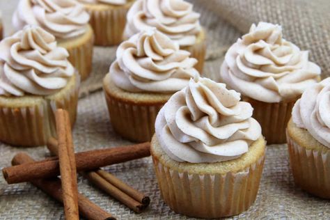 Horchata Cupcakes with Horchata Cream Cheese Buttercream | System of a Brown Horchata Cupcakes, Snickerdoodle Cupcakes, Horchata Recipe, Coconut Cream Cake, Cinnamon Cream Cheese, Cream Cheese Buttercream, Cream Cheese Frosting Recipe, Cupcake Flavors, Mexican Dessert