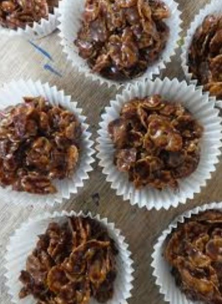 Make these tasty cornflake cakes. Easy to follow instructions and really yummie :) Cornflakes Chocolate, Cornflake Cakes, Chocolate Cornflake Cakes, Cornflake Cake, Best Fruit Cake Recipe, Cornflake Cookies, Coconut Macaroons Recipe, Easy Egg Recipes, British Desserts