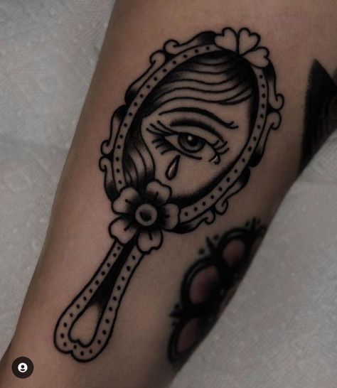 Skeleton Themed Tattoos, American Traditional Dreamcatcher Tattoo, Lana Del Rey American Traditional Tattoo, Dainty Black Tattoos, Tattoo Ideas Female Old School, Old School Tattoo Thigh, Elbow Ring Tattoo, Neo American Traditional Tattoo Black And White, American Traditional Tattoos Mexican