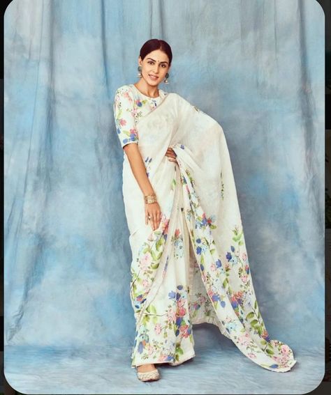 WhatsApp Flower Saree, Genelia Deshmukh, Stylish Kurtis Design, Colorful Blouses, Modern Saree, Fancy Sarees Party Wear, Saree Designs Party Wear, Elegant Blouse Designs, Organza Sarees