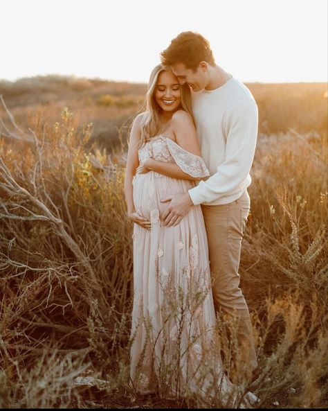 Spring Maternity Photos, Couple Maternity Poses, Kristin Johns, Baby Bump Photoshoot, Family Maternity Pictures, Shooting Couple, Maternity Photography Poses Outdoors, Cute Pregnancy Pictures, Maternity Photography Poses Couple