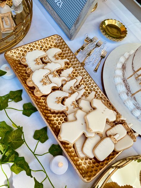 Gold And White Gender Reveal Party, Gold And White Baby Shower Ideas, Neutral Color Gender Reveal, White And Gold Gender Reveal, Gold Gender Reveal Party, White Gender Reveal Party, Christmas Gender Reveal, Gender Reveal Cookies, White Cookies