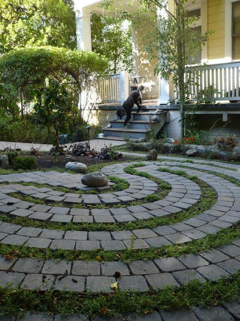 Paver and moss(?) patio labyrinth. @Pam Sprute                                                                                                                                                     More Circular Garden, Labyrinth Garden, Labyrinth Design, Prayer Garden, Backyard Dreams, Meditation Garden, Diy Outdoor Decor, Garden Pathway, Unique Gardens