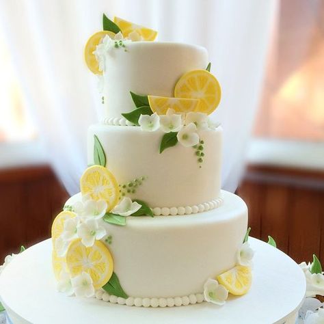 Lemon Wedding Cake, Lemon Themed Wedding, Lemons Wedding, Lemon Wedding Cakes, Lemon Themed Party, Lime Wedding, Delicious Lemon Cake, Yellow Wedding Cake, Mason Jar Gifts Diy