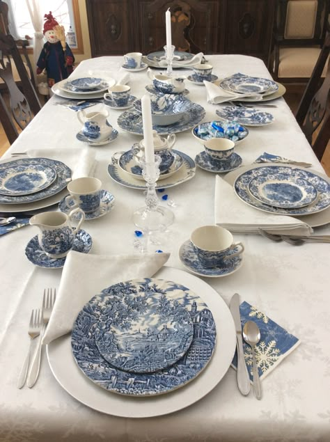 Blue Table Settings, Blue And White Dinnerware, White Table Settings, Blue Dishes, Blue White Decor, Homes Interior, Table Setting Decor, Dinner Table Setting, Dinner Table Decor