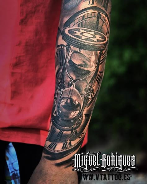 Fernando Torres · Fernando Torres’ black and grey hourglass tattoo on the left forearm. Tattoo artist: Miguel Bohigues Torres Tattoo, Clock Tattoo Sleeve, Best 3d Tattoos, Skull Girl Tattoo, Hourglass Tattoo, Watch Tattoos, Geniale Tattoos, Clock Tattoo, 3d Tattoos