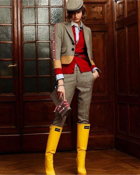 Instagram Preppy Chic, Vogue Russia, Rubber Boots, Fashion Show Collection, How To Slim Down, Pre Fall, Rain Boots, Fashion News, Fashion Looks