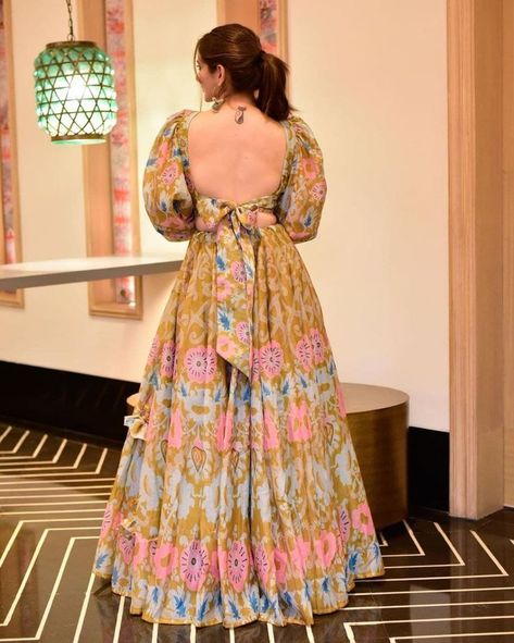 Gown Back Neck Design Western, Gown Front Neck Design, Anarkali Back Neck Designs, Backless Kurta, Organza Frocks, Elegant Lehenga, Wedding Outfits For Family Members, Stylish Kurtis Design, Trendy Outfits Indian