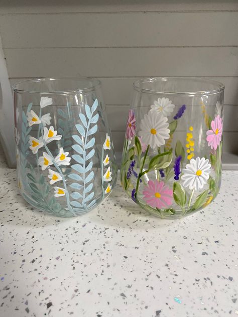 Welcome to my art studio ! This is lovely special hand painted tumbler glass in floral designs. You can choose single glass , set of two or 4.  I have a wide selection of tumbler glasses available , lots of different design. If you are purchasing for gift, please choose option in gift box and glass will come in brown box with ribbons and gift tag.  Hand wash recommended.  Item could be customised on request. Please send me a message if you have any questions. DISPATCH  Your item will be dispatch Pretty Glass Cups, Painting Glasses Ideas, Jar Painting Ideas Cute, Glass Painting Flowers, Painted Glass Cups, Glass Cup Painting Ideas, Glass Painting Ideas, Wine Glass Painting, Diy Wine Glasses Painted