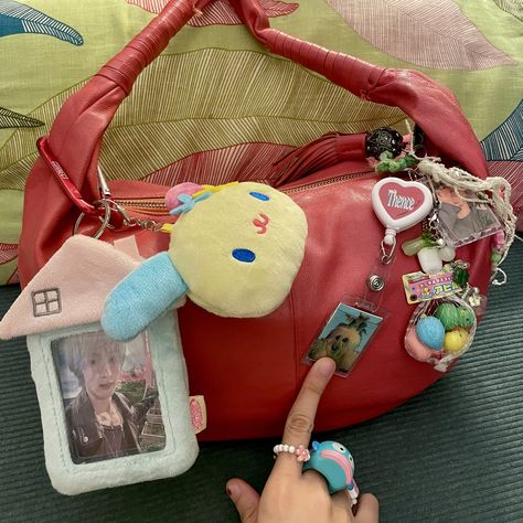 CLAIRE! 萱颖 (@phrawgcraft) on X Baggu Decorated, Bag Decoration Aesthetic, Claires Aesthetic, Cute Bag Charms, Bags Charms, Bag With Charms, Stylish School Bags, Decorated Bags, Grow Bags