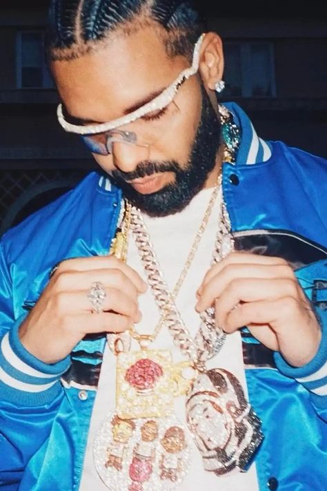 Drake wearing Pharrell chains from Joopiter auction💫 Drake Videos, Drake 2018, Drake Instagram, I Love Drake, Manifestation Mood Board, Drake Art, Ovo Drake, David Laid, Drake Photos