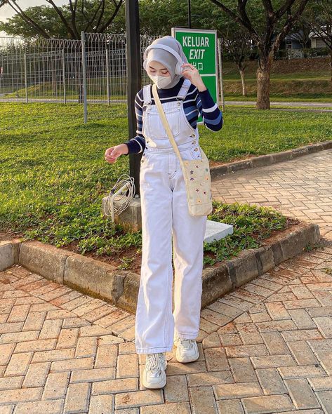 Ootd Kulot Hijab, Ootd Kulot Jeans, Outfit Hijab Casual Jeans, Hijab Jumpsuit, Outfit Hijab Simple, Fashion Outfits Hijab, Ootd Korean Style, Outfit Hijab Casual, Celana Jeans