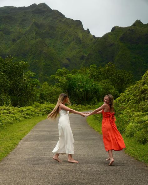 Thx for living in Hawaii, Sydney 🫶🏼 Hawaii Oahu Aesthetic, Oahu Aesthetic, Hawaii Mountains, Living In Hawaii, Hawaii Pictures, Hawaii Dress, Hawaii Outfits, Hawaii Trip, Senior Trip